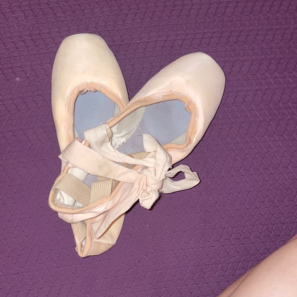 USED PAIR OF POINTE SHOES